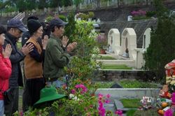 Văn khấn tết Thanh minh năm 2026 trong nh&agrave;, ngo&agrave;i mộ theo truyền thống