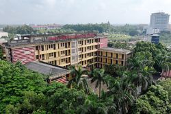 Trường học 10 năm không khai giảng, giáo viên đi làm phụ hồ