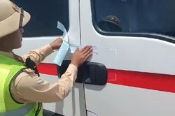 Xe cứu thương 'rởm' bị CSGT ni&ecirc;m phong tr&ecirc;n cao tốc