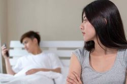 Vợ chết lặng phát hiện chồng say nắng mẹ đơn thân bán cơm ở chung cư