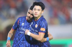 Khoảnh khắc Đình Bắc 'mở tài khoản' ở V-League 2025/26