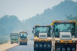 Biến động giá xăng, dầu và vật liệu làm 'đội' chi phí các dự án giao thông