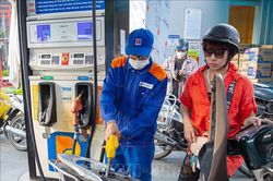Việt Nam giữ vững phòng tuyến xăng dầu giữa bão giá thế giới