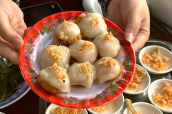 4 món bánh đặc sản tên lạ, giá siêu rẻ, khách ăn chục chiếc chưa chán ở Huế