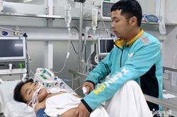 Hai con nhỏ cùng gặp nạn, ông bố người Dao chạy xe ôm kiếm từng đồng cứu con