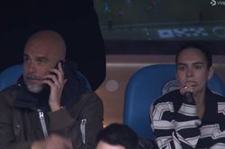 Pep 'khổ sở' trên khán đài, gọi điện chỉ đạo Man City 4-0 Liverpool