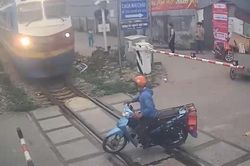 Camera ghi lại toàn cảnh nam tài xế xe máy 'cướp đường' tàu hỏa ở Hà Nội