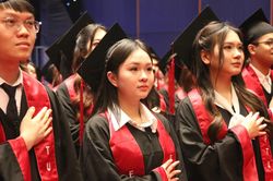 Hiệu trưởng Ngoại thương nhắn cử nhân đủ tĩnh lặng, 'núi cao còn có núi cao hơn'
