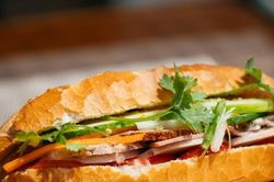 Nữ TikToker chê bánh mì là món ăn của sự 'đói khát' gây phẫn nộ