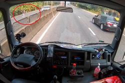 Khoảnh khắc tài xế xe tải cứu bé gái 2 tuổi giữa quốc lộ