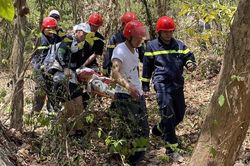Cảnh sát băng rừng cứu nữ du khách nước ngoài gãy chân khi leo núi ở TPHCM