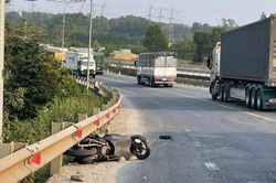 Xe máy va chạm ô tô đầu kéo ở Huế, 2 người thương vong