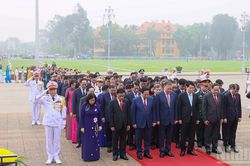 Các đại biểu Quốc hội vào Lăng, viếng Chủ tịch Hồ Chí Minh