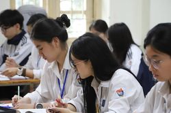 Bỏ đề minh họa, sĩ tử ôn thi tốt nghiệp THPT 2026 ra sao khi 'mất la bàn'?