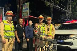 Quảng Trị: CSGT hỗ trợ bé trai đi xe đạp lạc hơn 150km