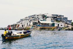 Ngôi làng nhỏ hơn sân bóng đá, gần 1.800 người chen chúc mưu sinh