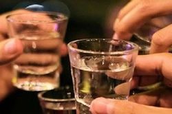 Ép người khác uống rượu, bia bị phạt tới 3 triệu đồng