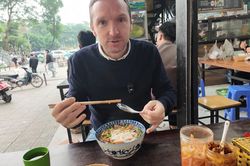 Khách Tây thử món bún 55.000 đồng ở Hà Nội, bất ngờ vì bát đầy 'topping' lạ
