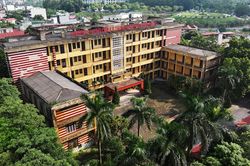 Trường trung cấp 10 năm không khai giảng, được chuyển đổi thành trường THPT