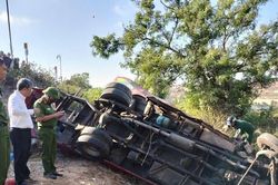 Hiện trường xe khách lao xuống vực khiến 4 người chết, 12 người bị thương