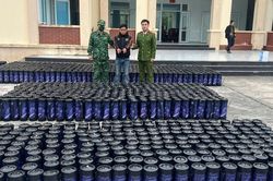 Dùng đò vận chuyển hơn 1.300 bình 'khí cười' trên biển