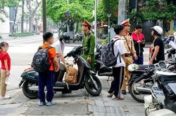 Cận cảnh CSGT Hà Nội kiểm tra, xử lý phụ huynh dừng, đỗ xe tùy tiện khi đưa đón con tới trường