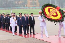 Các đại biểu Quốc hội viếng Chủ tịch Hồ Chí Minh