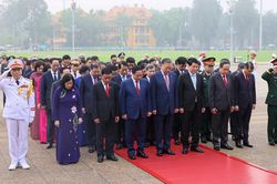 Lãnh đạo Đảng, Nhà nước, đại biểu Quốc hội vào Lăng viếng Chủ tịch Hồ Chí Minh