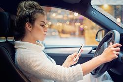 Vấn nạn lướt TikTok khi đang lái xe
