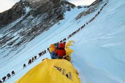 Nepal quyết tâm triệt phá đường dây trục lợi cứu hộ leo núi