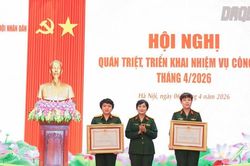 Đạo diễn phim 'Mưa đỏ' được trao Huân chương Lao động hạng Ba