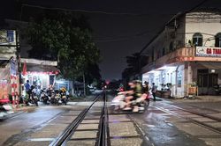 Cố vượt rào chắn, người phụ nữ còn quay lại hành hung nhân viên đường sắt