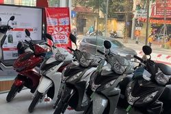 Thị trường xe máy xăng: Honda SH giảm giá mạnh, Yamaha cắt ưu đãi vì khan hàng