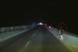 Tài xế 'thót tim' kể lại chuyện giữa đêm gặp 3 người đi bộ trên cao tốc
