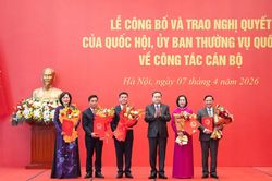 Chủ tịch Quốc hội Trần Thanh Mẫn trao các nghị quyết về công tác cán bộ