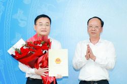 Trao quyết định bổ nhiệm Phó Trưởng ban Quản lý Khu Kinh tế Đông Nam Nghệ An