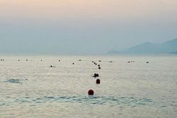 Đã lắp lại giàn phao khoanh vùng các khu vực tắm an toàn ở biển Nha Trang