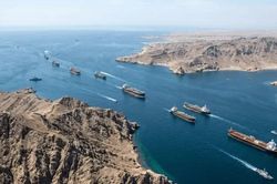 [Video] Hàng trăm tàu mắc kẹt thận trọng chờ đi qua Eo biển Hormuz