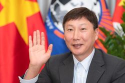 Tuyển Việt Nam: Cần HLV Kim Sang Sik tỉnh táo