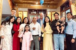 Con trai cưới vợ Việt 3 năm, ông bố Mỹ sang thăm thông gia 4 lần vì quý mến