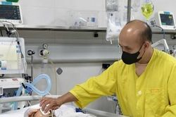 Nam sinh 14 tuổi tai nạn nguy kịch, gia đình sống lênh đênh trên thuyền cầu cứu