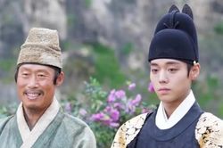 Park Ji Hoon và 'ông chú quốc dân' Yoo Hai Jin phim 2700 tỷ 'Dưới bóng Điện Hạ'