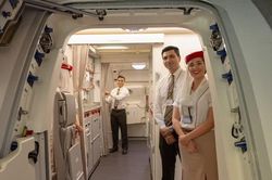 Bí mật sau việc cúi chào của tiếp viên ở cửa máy bay, nhiều người không biết