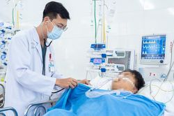 Xuyên đêm mổ cấp cứu 2 nạn nhân gãy xương, dập phổi vụ xe khách lao xuống vực