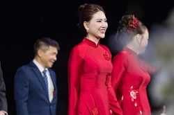 'Bà sui' U50 đẹp quý phái, hút 2,3 triệu lượt xem trong đám cưới ở Hà Nội