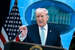Ông Trump nói có thể nối lại tấn công Iran, 15 nước thảo luận về Hormuz