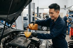 Xe ô tô đi bao nhiêu km thì thay dầu nhớt?