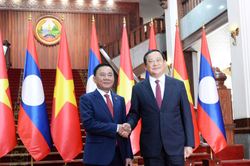 Thường trực Ban Bí thư Trần Cẩm Tú hội kiến Thủ tướng Lào Sonexay Siphandone