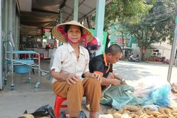 Cám cảnh góa phụ bán khoai nuôi 3 con bị tâm thần