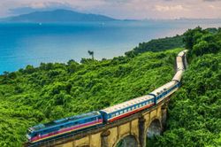 Du lịch đường sắt 'lên ngôi': Tour tàu hỏa ngắm đèo Hải Vân cháy vé dịp cao điểm